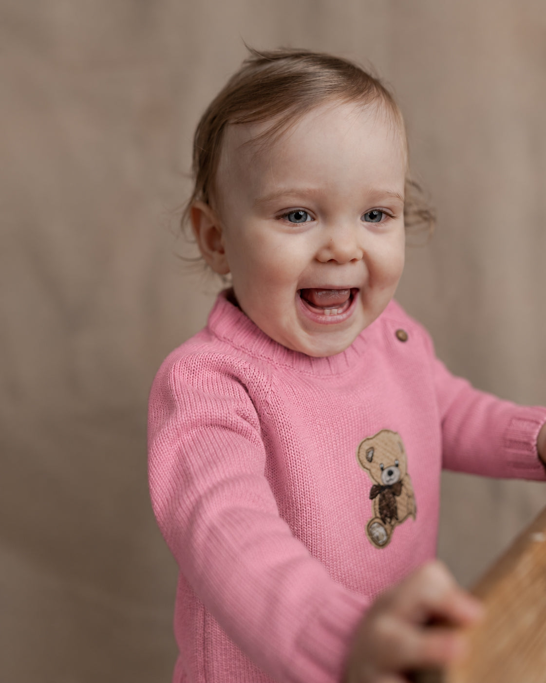 Sweater med bamse broderi - pink - økologisk bomuld