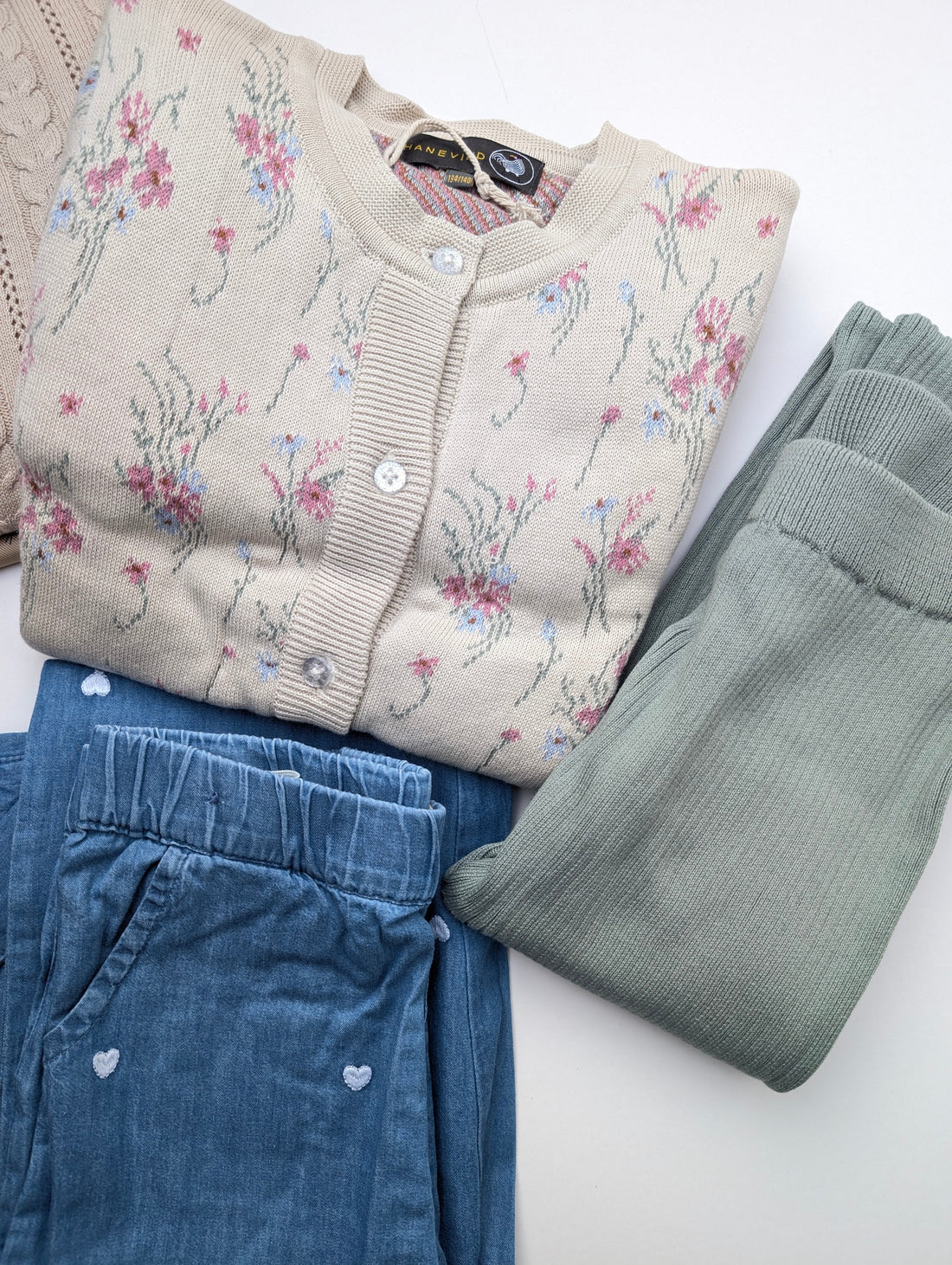 De sidder aldrig stille – og det skal tøjet kunne klare.