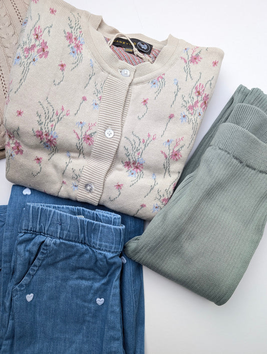 De sidder aldrig stille – og det skal tøjet kunne klare.