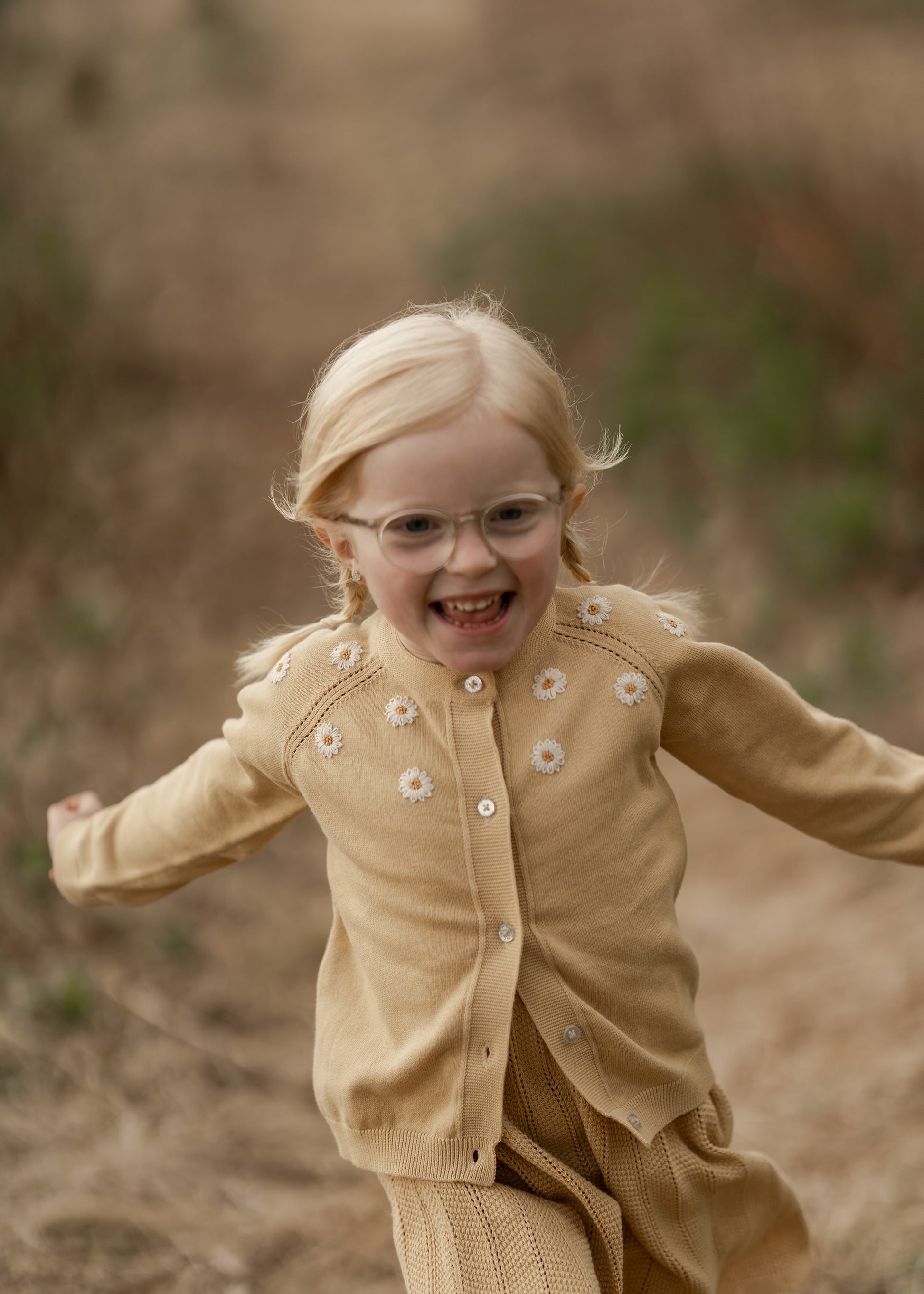 Hanevild Cardigan til piger med marguritter Blouses italien straw