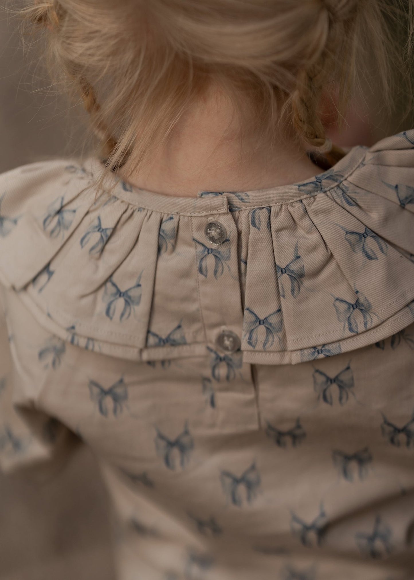 Bluse med sløjfer - piger - Summer sand - Hanevild