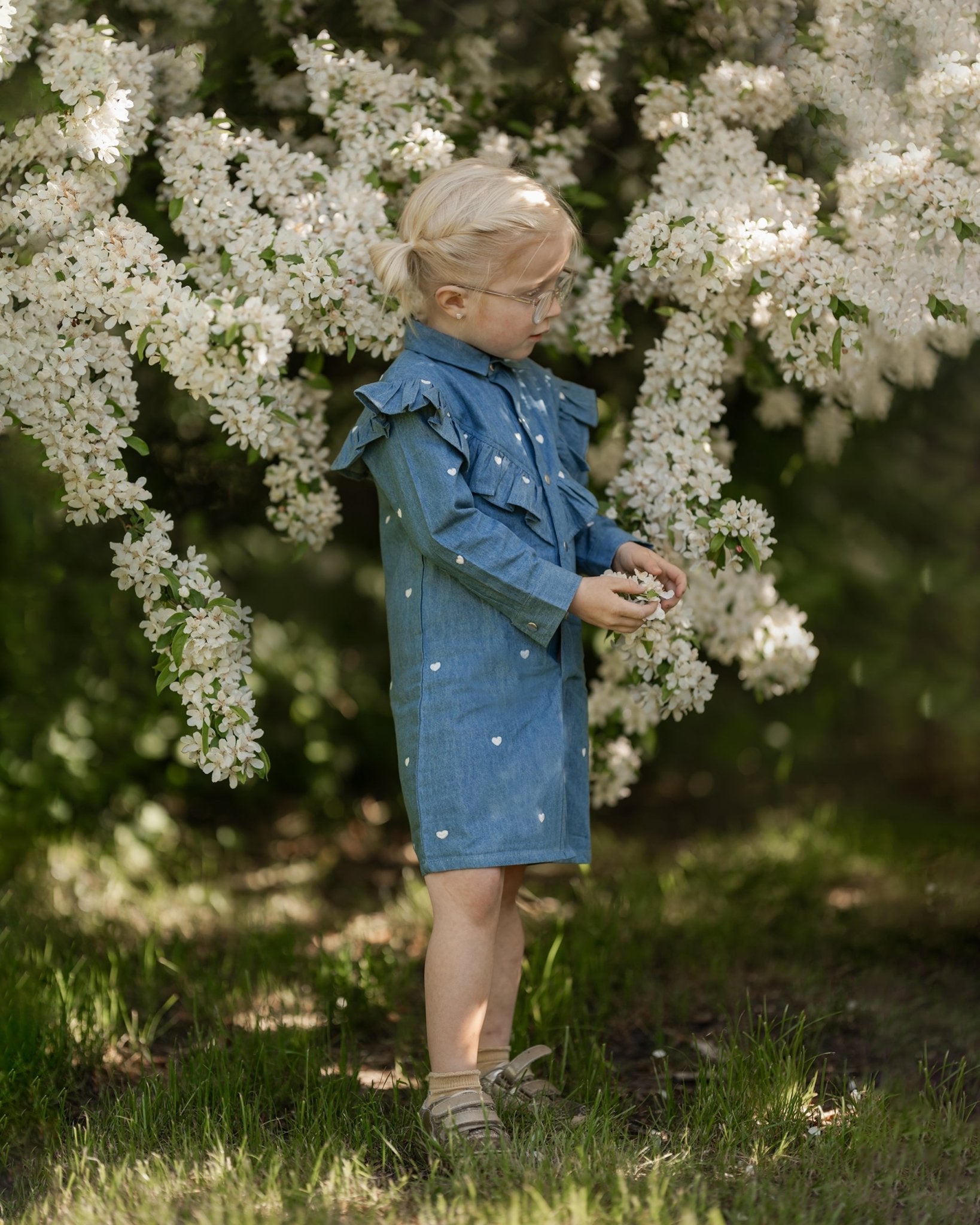 Denim kjole med hjertebroderi - denim - Hanevild