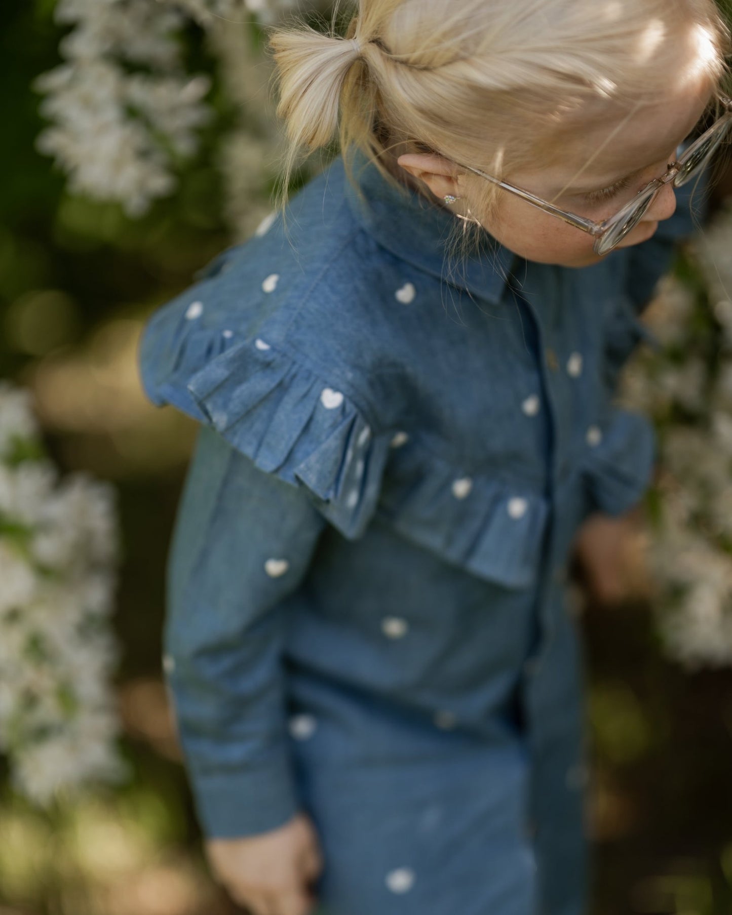 Denim kjole med hjertebroderi - denim - Hanevild