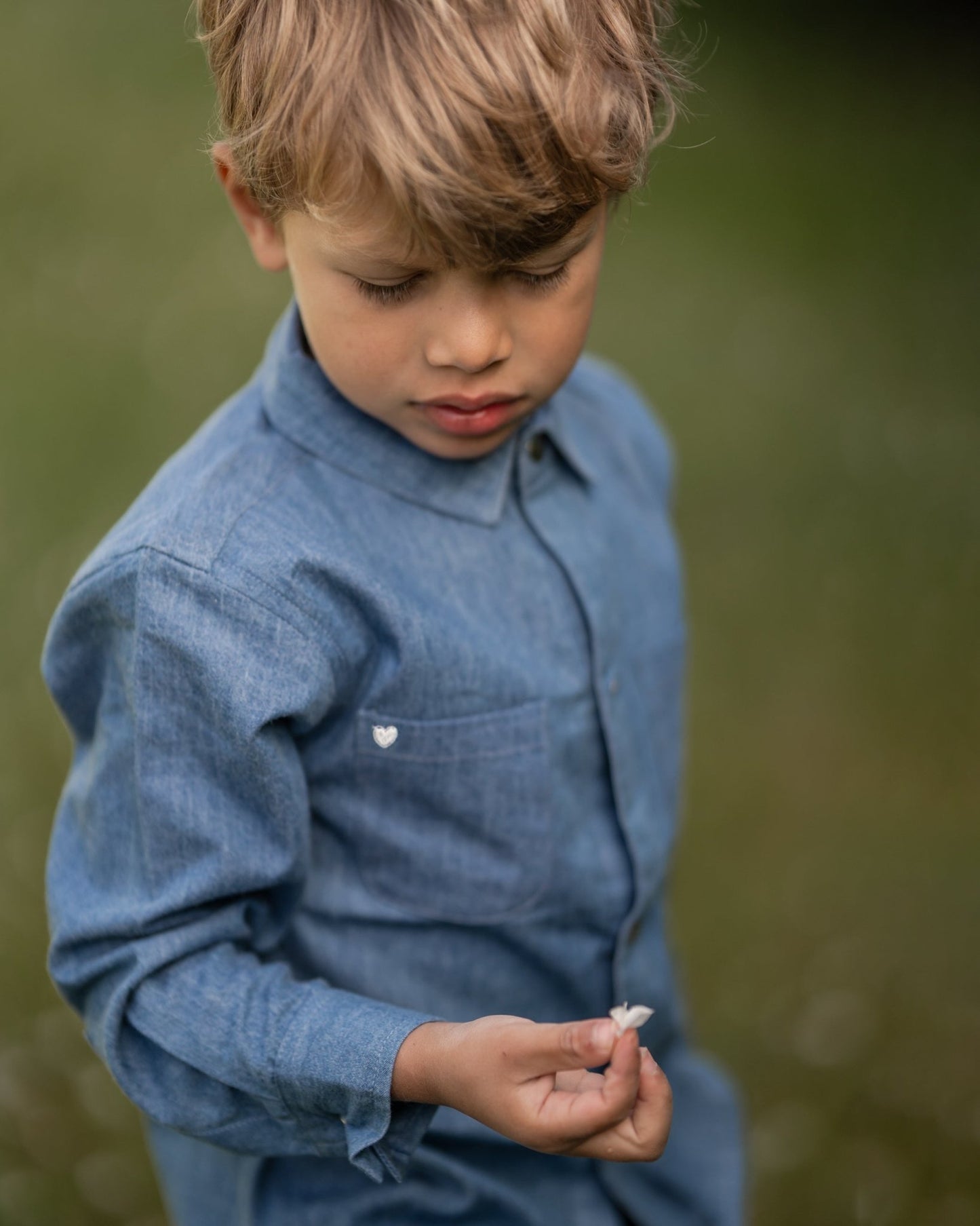 Denim kjole med hjertebroderi - denim - Hanevild