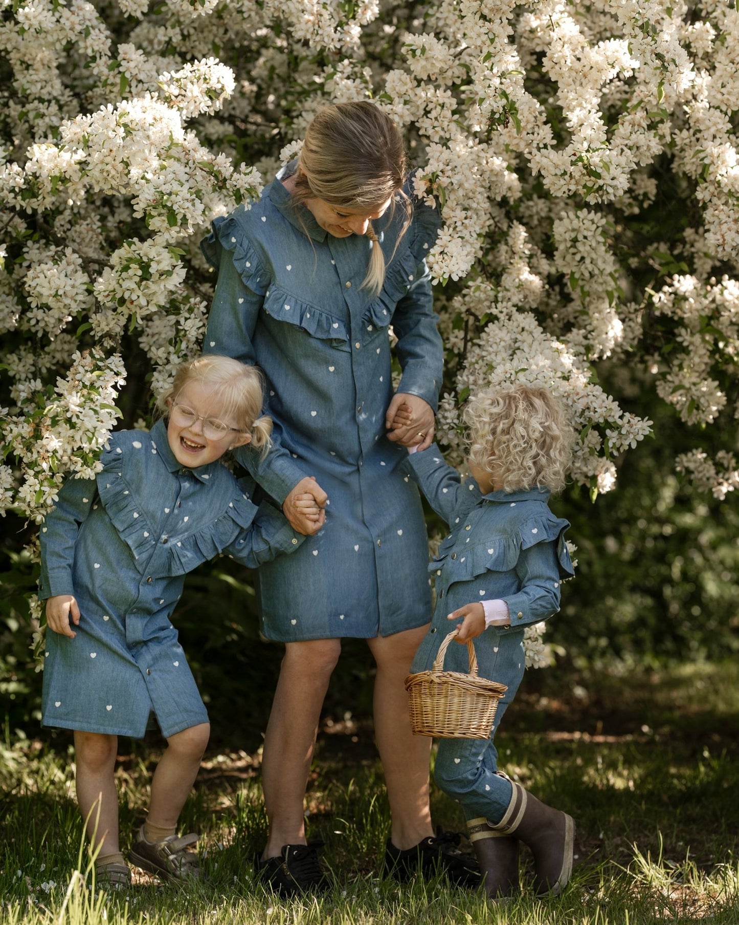 Denim kjole med hjertebroderi - denim - Hanevild