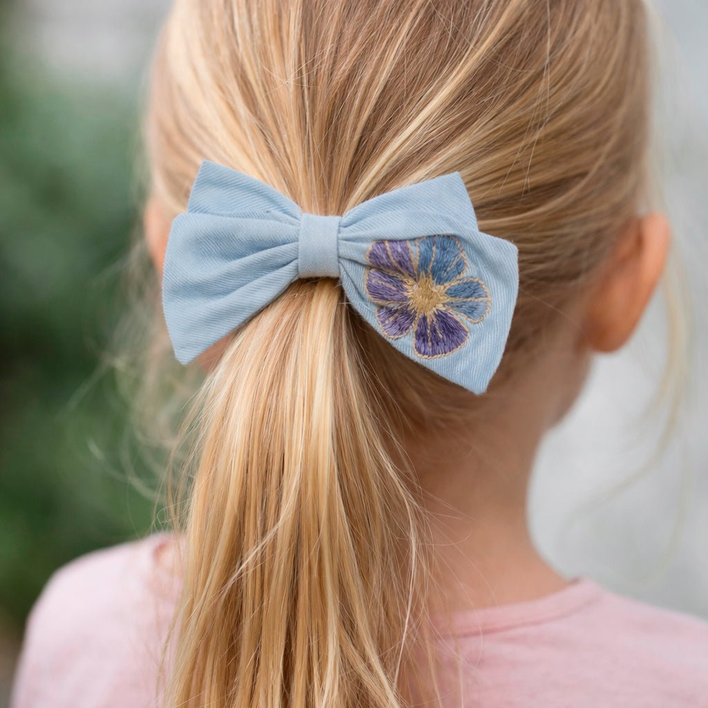 Vibe hårsløjfe med broderede blomster – Kentucky Blue - Hanevild